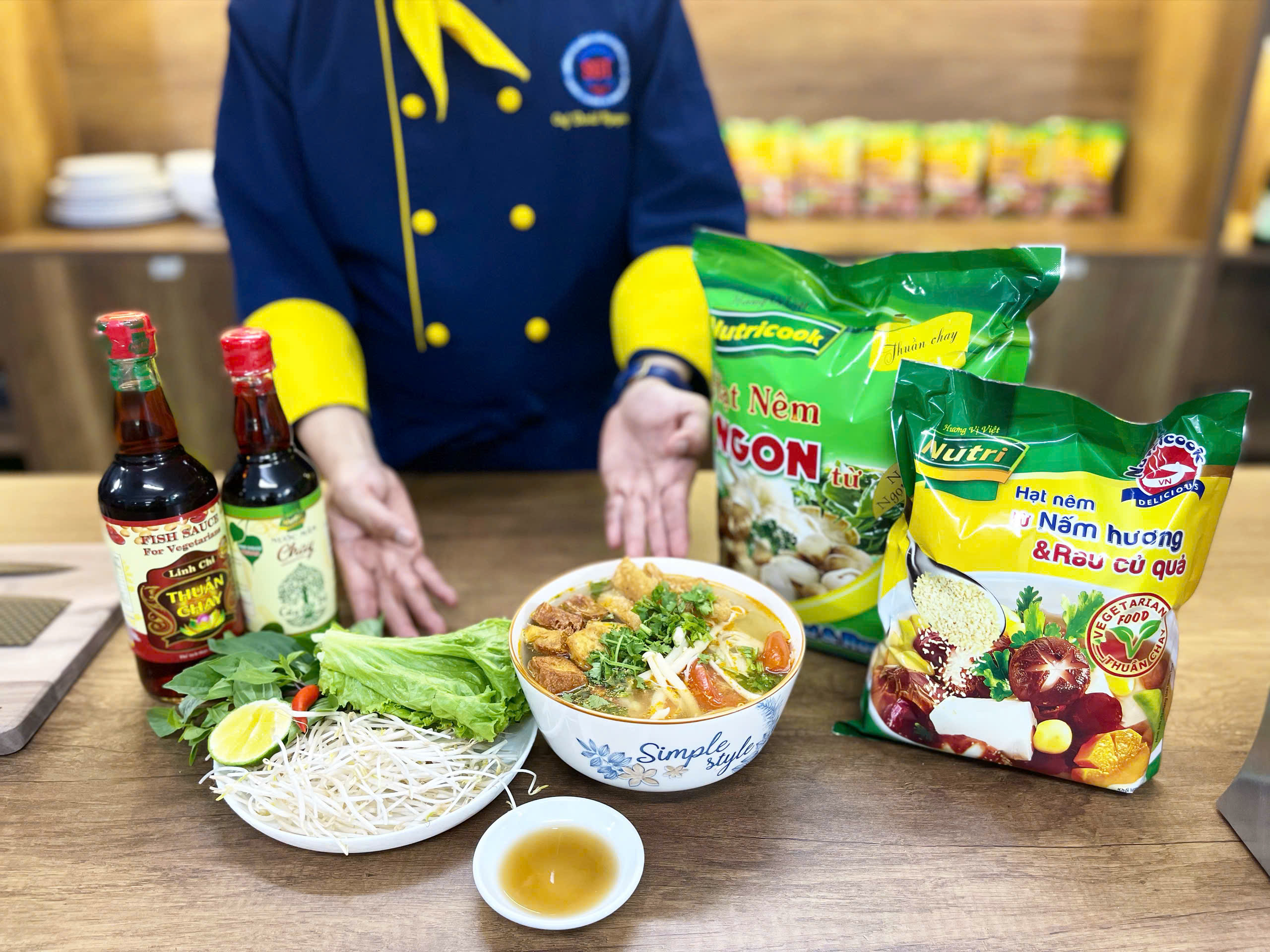 Bún Riêu Chay Đậm Đà, Chuẩn Vị Nổi Bật Với Phần Riêu Béo Ngậy Từ Đậu Hũ, Kết hợp cùng nước dùng chua thanh tự nhiên từ cà chua và ngọt mát từ nấm.